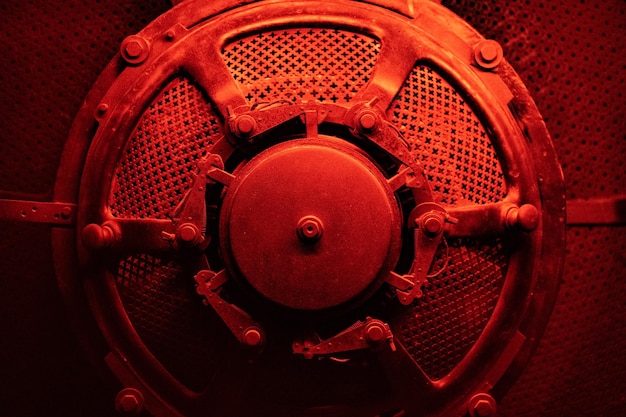 Machine ronde ou porte de bunker avec éclairage rouge et dramatique