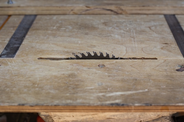 Machine à scie circulaire dentelée. Fabrication de meubles, sciage du bois.