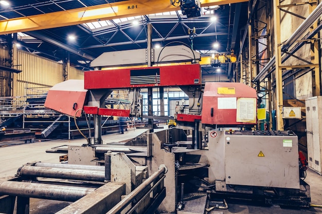 Machine à scie pour couper des profilés en acier dans un chantier naval d'usine