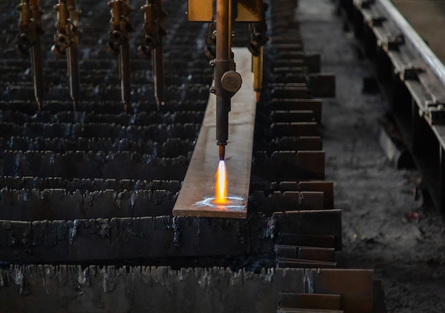 Photo machine de soudage à l'oxycarburant coupant le métal dans l'usine