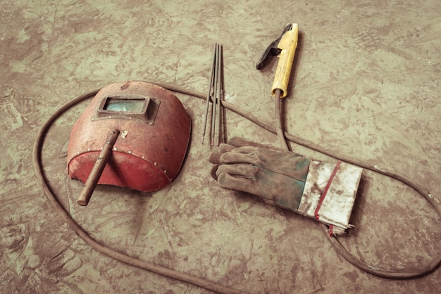 Machine à souder électrique, fil électrique, masques, gants et pinces, sont très vieux