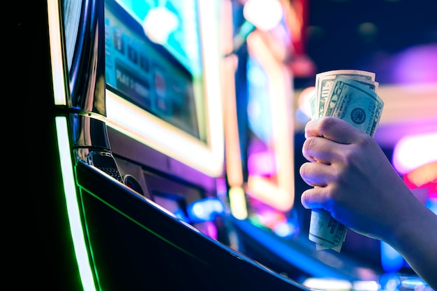 Photo machine à sous play time female gambler hand hold money bill prêt à gagner le jeu avec un meilleur coup casino close up