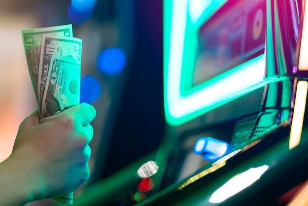 Machine à sous Play Time Female Gambler Hand hold money bill prêt à gagner le jeu avec un meilleur coup casino close up
