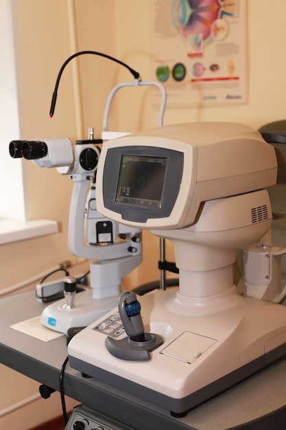 Machine de test oculaire pour réfractomètre en ophtalmologie en clinique.