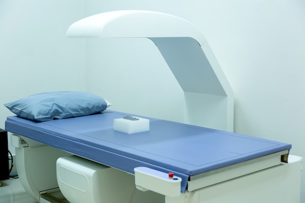 Machine de tomodensitométrie ou de tomodensitométrie axiale dans la chambre d'hôpital.