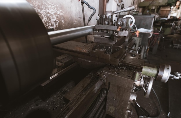 Machine de tour travaillant en usine Machine de tournage de tour pour la métallurgie Fabrication de machines lourdes