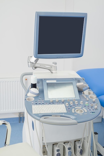 Machine à ultrasons médicale moderne dans une salle de diagnostic d'hôpital vide