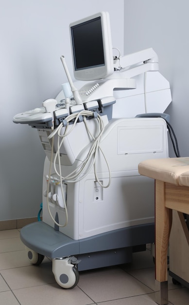 Machine à ultrasons moderne au bureau Technique de diagnostic