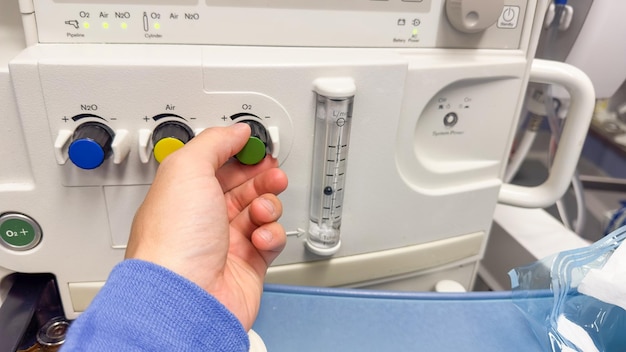 La machine de ventilation d'anesthésie symbolise l'intervention médicale d'assistance respiratoire et la voiture du patient