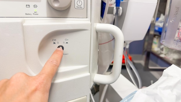 La machine de ventilation d'anesthésie symbolise l'intervention médicale d'assistance respiratoire et la voiture du patient