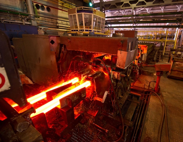 Machineries dans les usines de l'industrie métallique