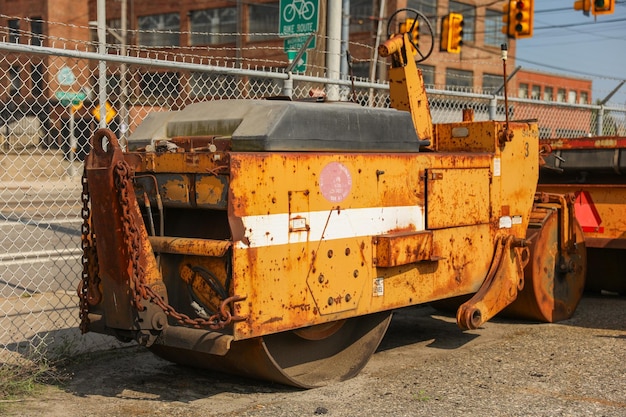 Photo les machines de construction sur un site signifient le développement du progrès et le pouvoir transformateur de l'hu