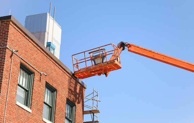 Les machines de construction symbolisent l'utilisation de la technologie par l'industrie pour construire et façonner le monde autour