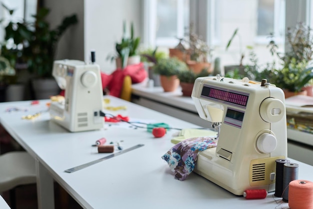 Machines à coudre en atelier