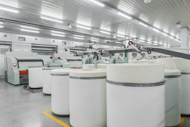 Machines et équipements dans l'atelier pour la production de fil textile industriel usine
