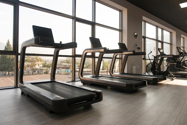 Machines d'exercice dans une salle de sport moderne