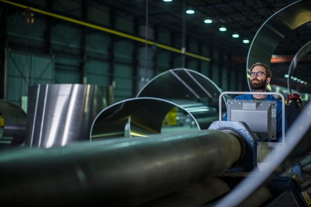 Machines d'exploitation des travailleurs au panneau de commande dans l'usine sidérurgique