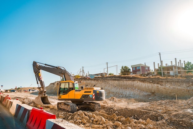 Machines de forage industriel sur le chantier de construction d'autoroutes