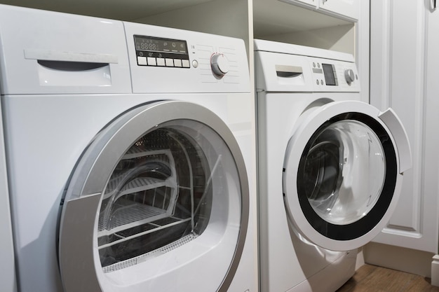 Photo machines à laver sèche linge et autres équipements électroménagers dans la maison