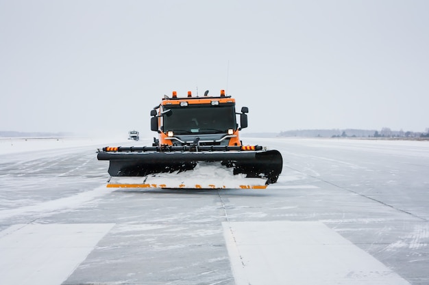 Machines à neige sur la piste d'hiver