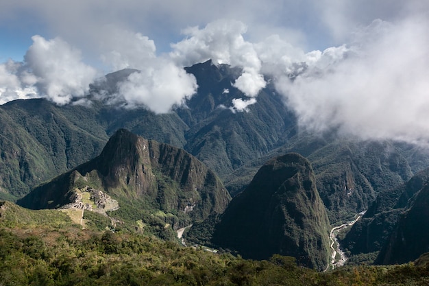 Machu Picchu entouré de collines verdoyantes des Andes et de la rivière Urabamba