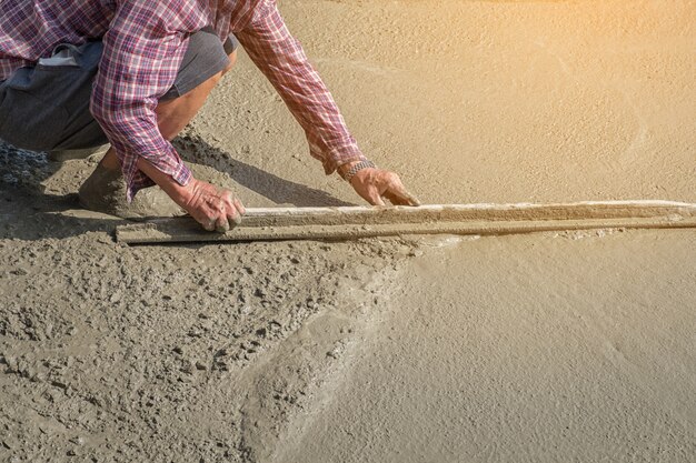 Maçon dans les travaux de construction