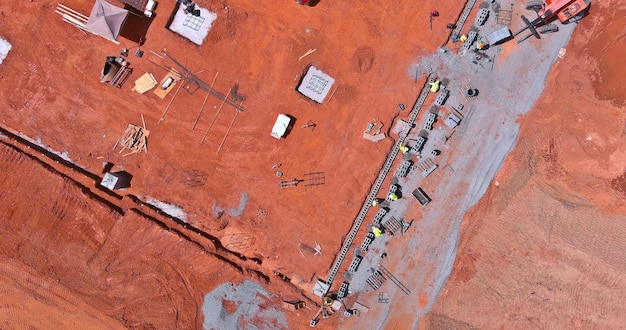 Un maçon est en train de monter un mur de blocs de béton cellulaire à l'aide de techniques de maçonnerie