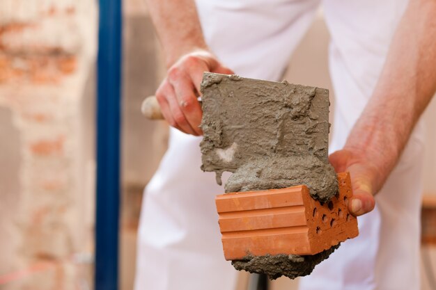 Maçon travaillant sur un chantier de construction