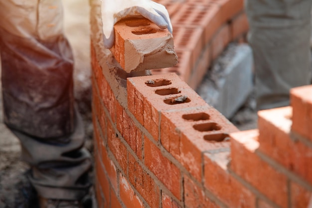 Maçon travaillant sur un mur incurvé