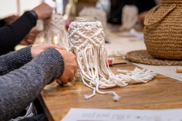 Macramé blanc Femmes tissant avec du macramé pour la décoration