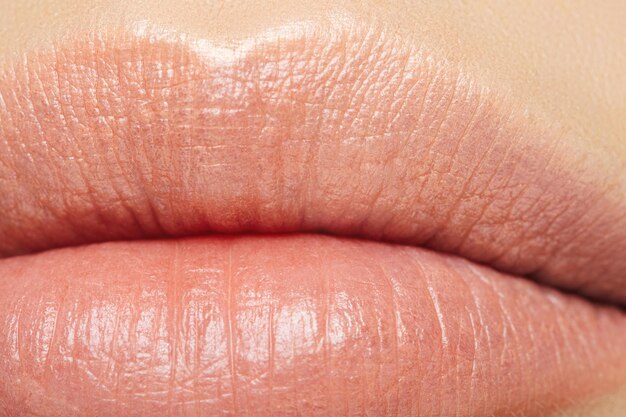 Photo macro belles lèvres charnues avec rouge à lèvres naturel