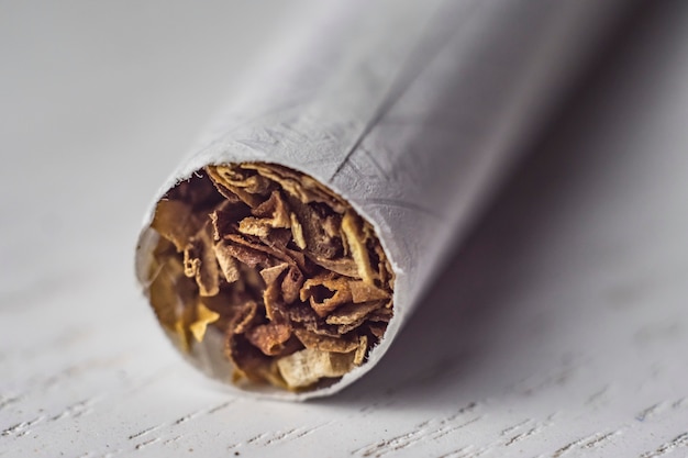 Macro de cigarette sur fond blanc