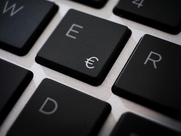 Macro de clé de signe euro noir sur un clavier d'ordinateur portable