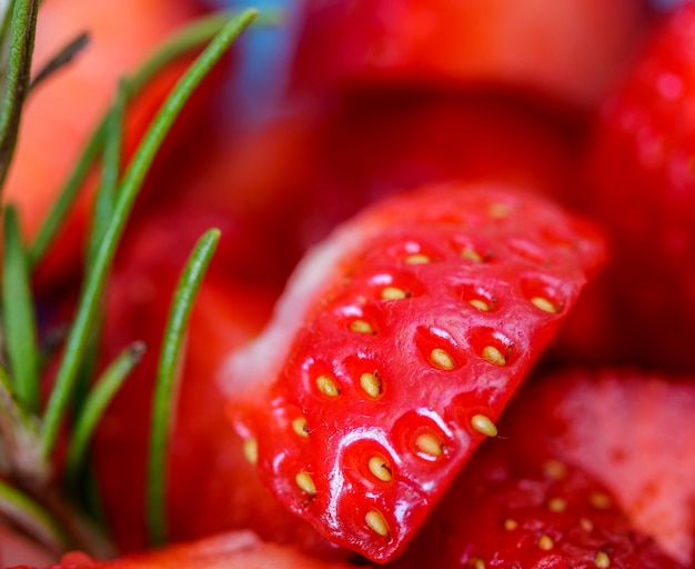 Macro de fraises fraîches et un brin de romarin.