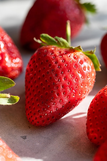 Macro de fruits d'été aux fraises fraîches en gros plan