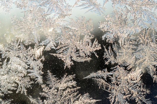 Macro de givre rime flocons de neige sur la vitre de la fenêtre