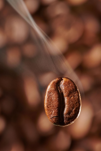 Macro de grains de café fumants torréfiés bouchent arrière-plan créatif