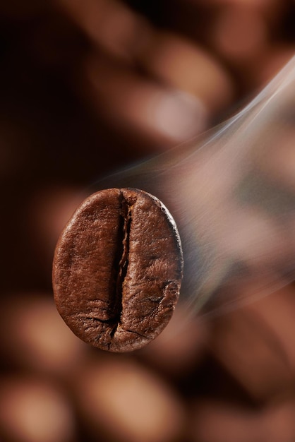 Macro de grains de café fumants torréfiés bouchent arrière-plan créatif