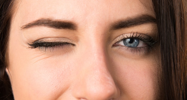 Photo macro - gros plan des yeux de femme un clin de œil