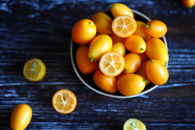 Macro. Kumquat sur une surface en bois. Agrumes exotiques.