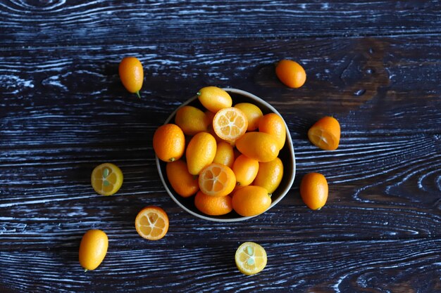 Macro. Kumquat sur une surface en bois. Agrumes exotiques.