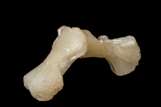 Macro d'un minéral de pierre Stilbite sur fond noir