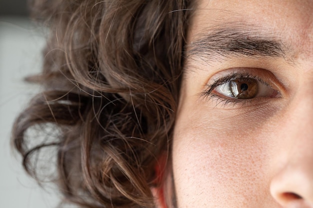 Macro de la moitié du visage d'un homme caucasien aux yeux bruns