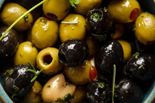 Macro d'olives noires et vertes Délicieuses olives marinées Vue de dessus