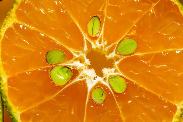 Photo macro orange, gros plan de pulpe d'orange juteuse brillante. l'image de haute qualité convient aux sujets sains