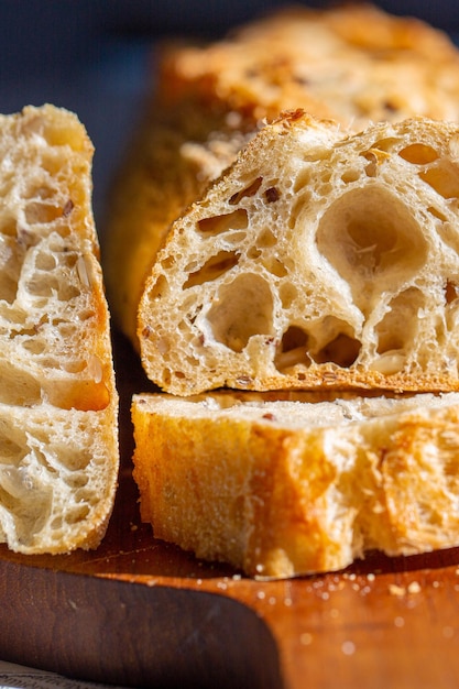 Macro pain. Pores du pain. Baguette fraîche avec macro de grains. Publicité de boulangerie. Graines dans le pain.