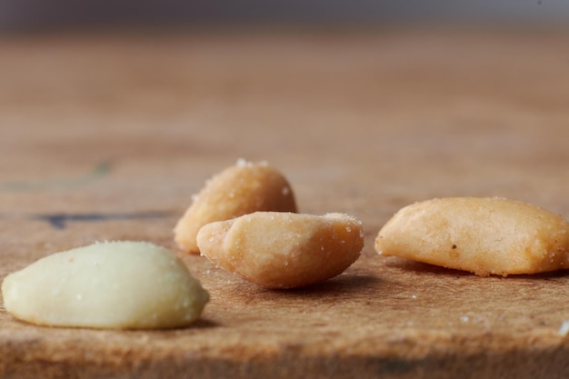 Macro photo de noix sur une table en bois, cacahuètes, collations à la bière, arrière-plan flou