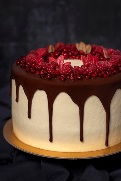 Macro photographie alimentaire de gâteau à la framboise et à la grenade