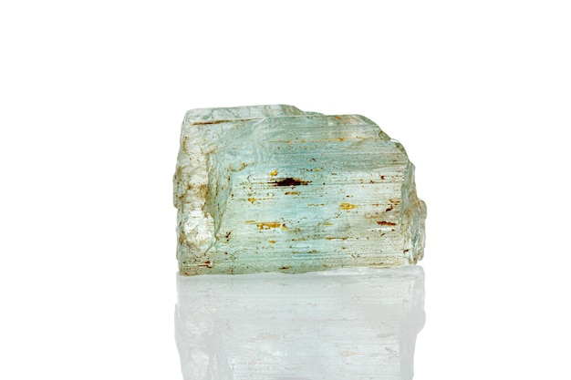 Macro pierre minérale aigue-marine sur fond blanc