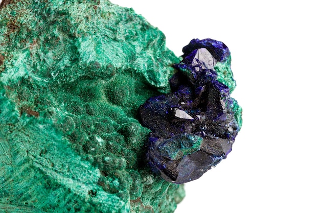 Macro pierre minérale azurite avec malachite sur fond blanc